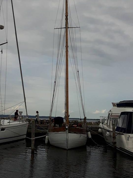 Mast of the pilot cutter Tilikum in the marina before the delivery